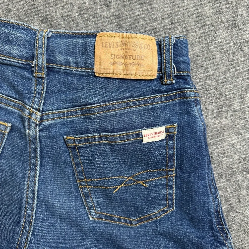 Levi Strauss Signature Vintage High Rise Mom Shorts Floral Embroidered Denim 10